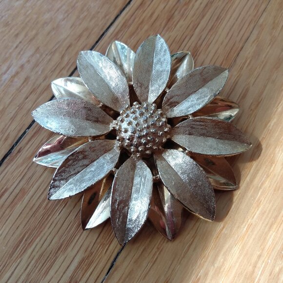 Vintage Flower Brooch Gold Tone Sunflower Daisy Sarah Coventry Statement Jewelry - Picture 1 of 8